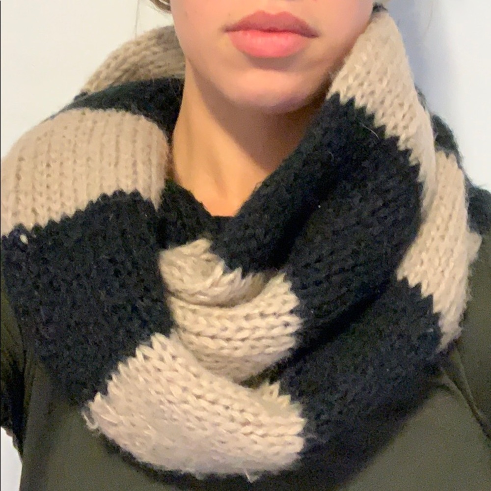 Black and Tan knit scarf